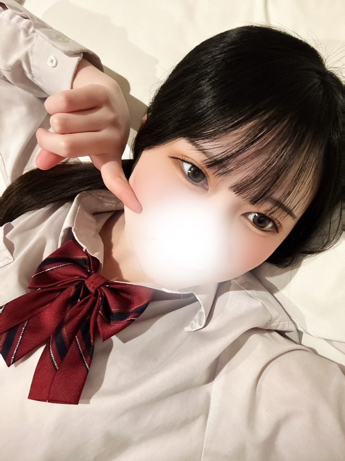 うる【8月度新人ランキング3位】が、制服姿で微笑む自撮り写真。