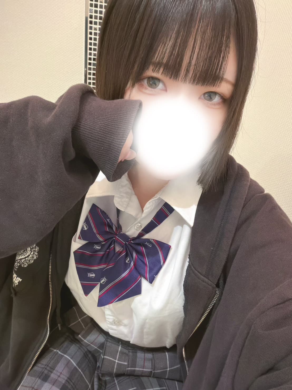 はなび【8月度新人ランキング5位】、制服姿で微笑む自撮り写真。