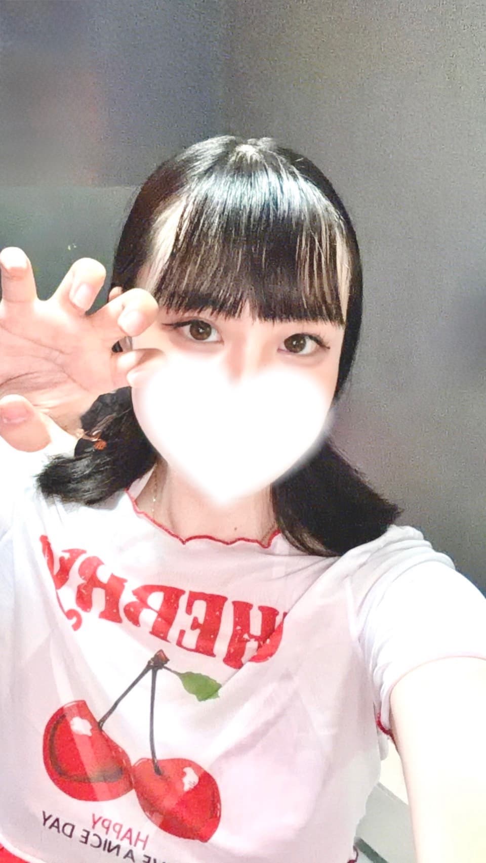 えるが「チェリー」のTシャツを着て笑顔でポーズ。背景はシンプル。