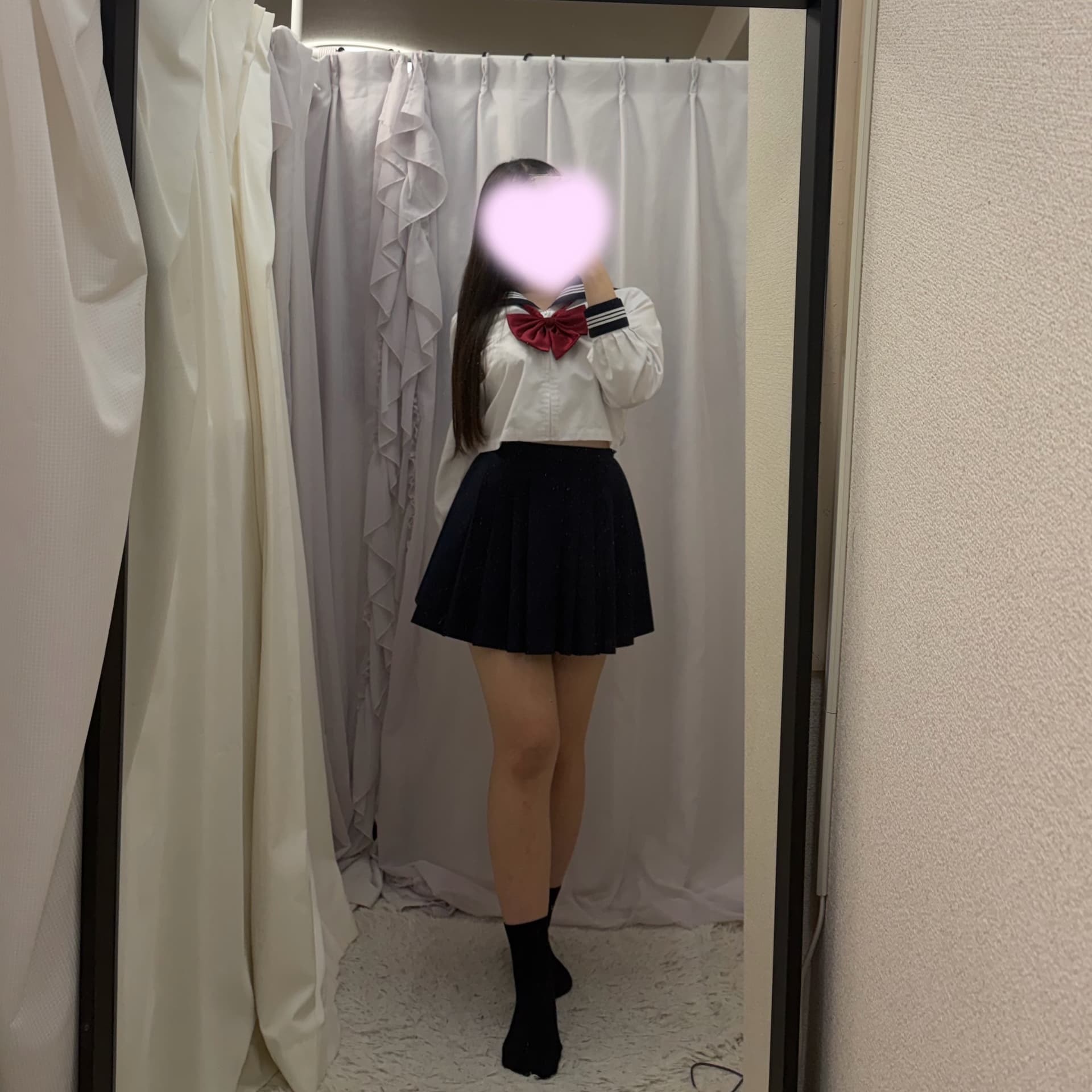 9/6体験入店初日みなみがセーラー服を着てポーズを決めている。