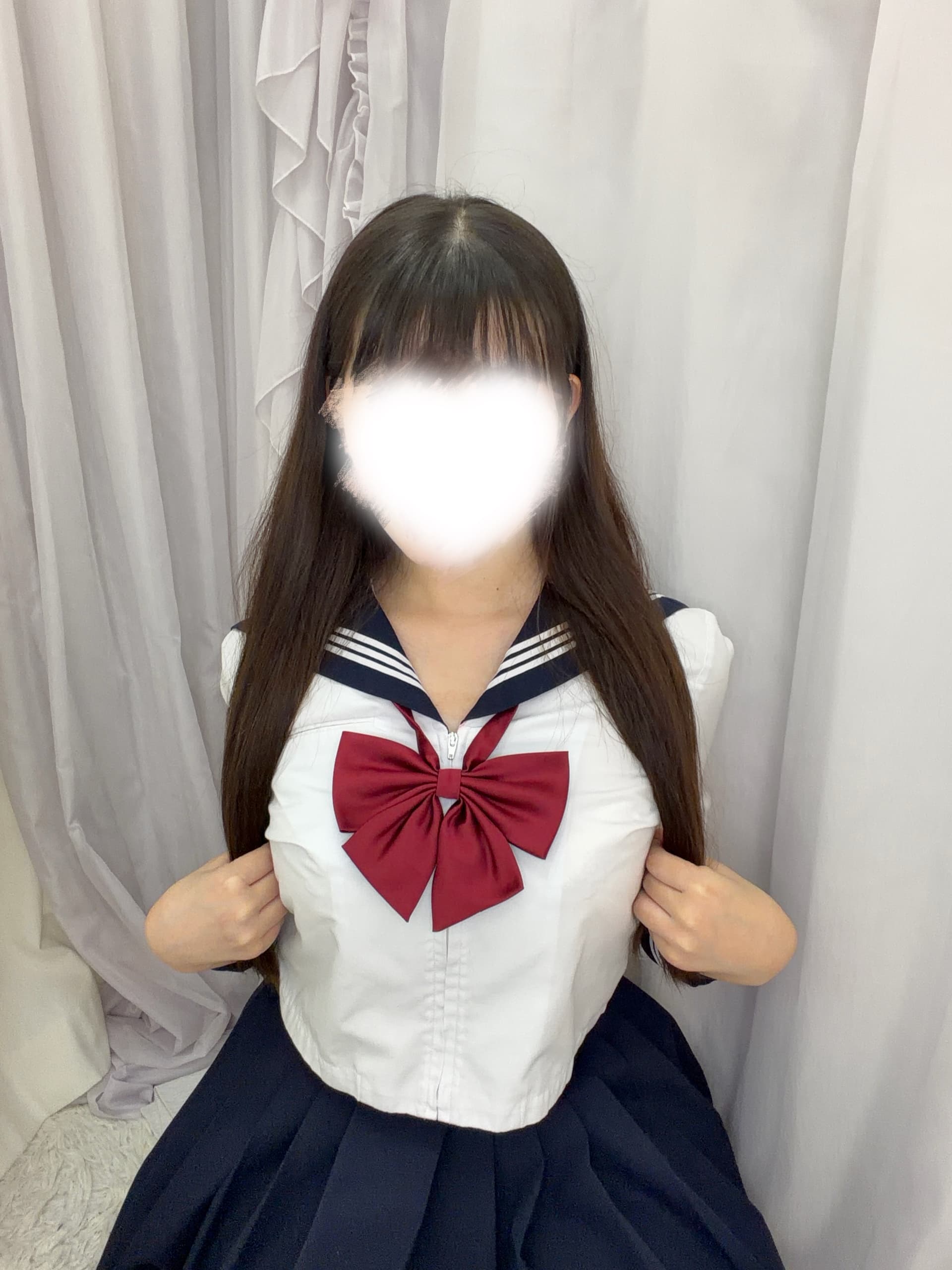 9/6体験入店初日みなみが制服姿で微笑む写真。