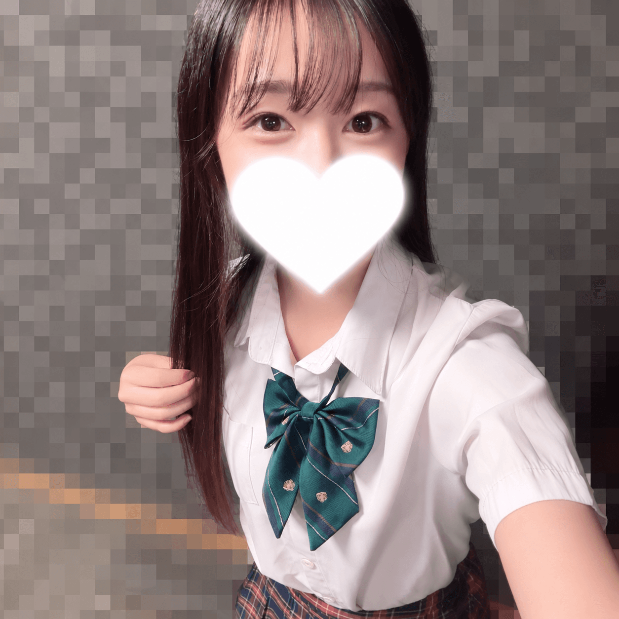ここ 8/4体験入店初日🔰、清潔感のある制服姿で笑顔を見せる。