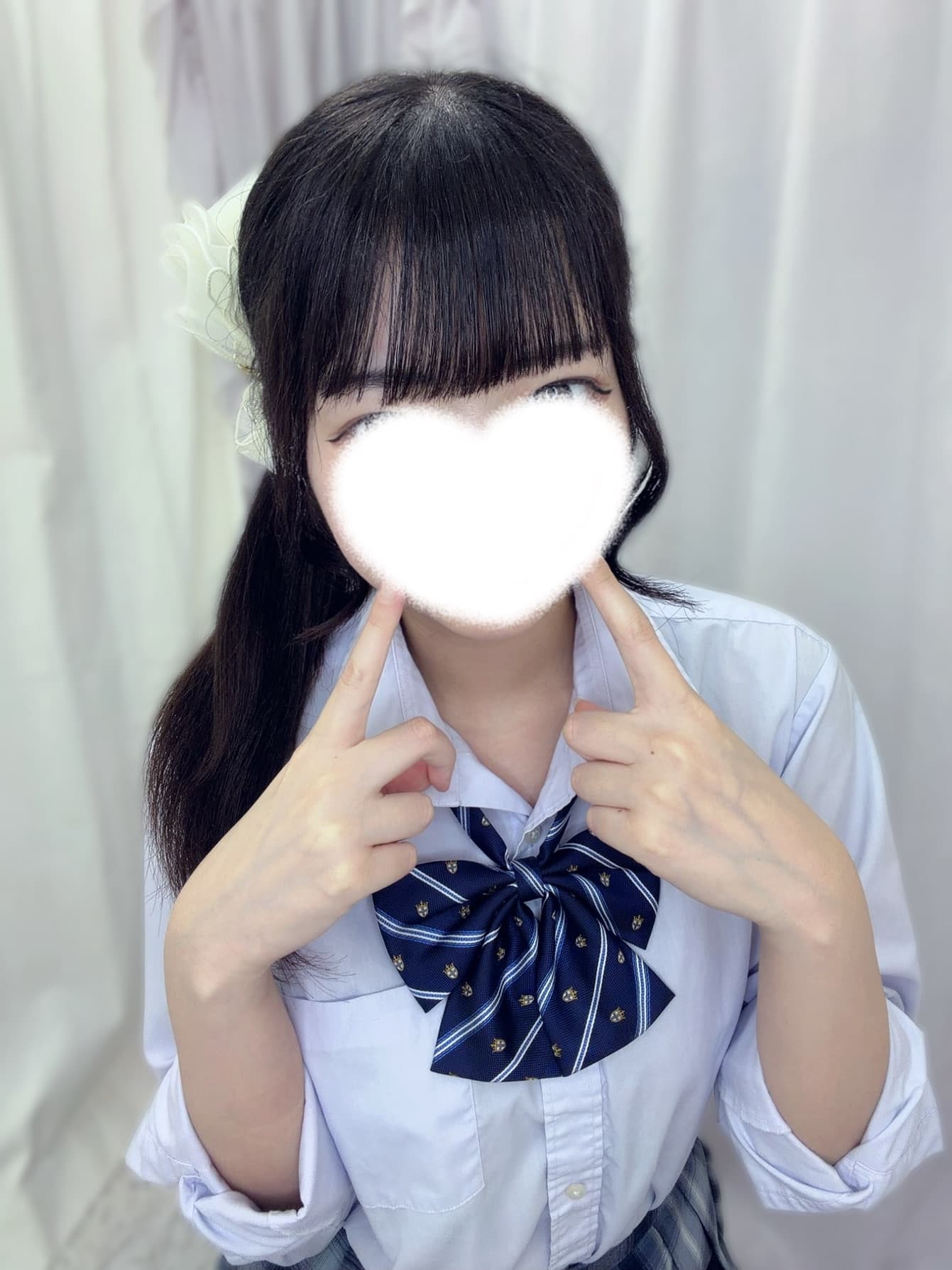8/26体験入店初日はるかが制服姿で笑顔を見せる画像。