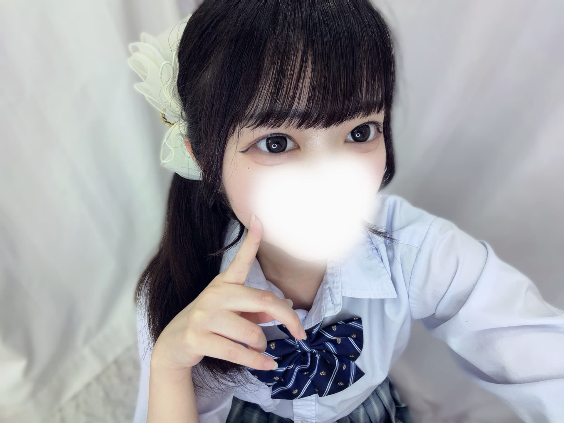 8/26体験入店初日はるか、制服姿で明るい表情を見せる。