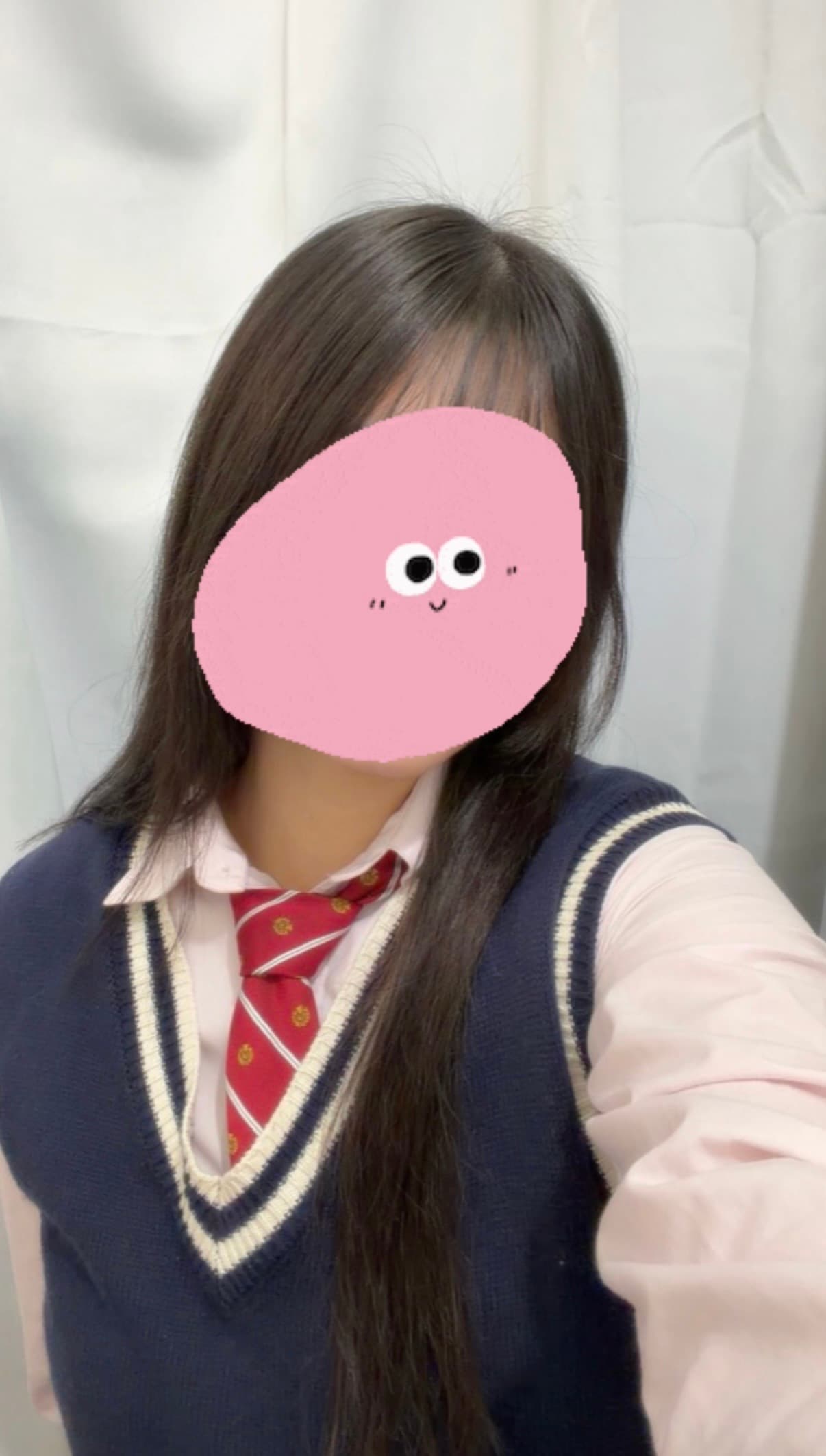 しん 8/25体験入店🔰JK中退年齢18歳、制服姿で微笑む姿。