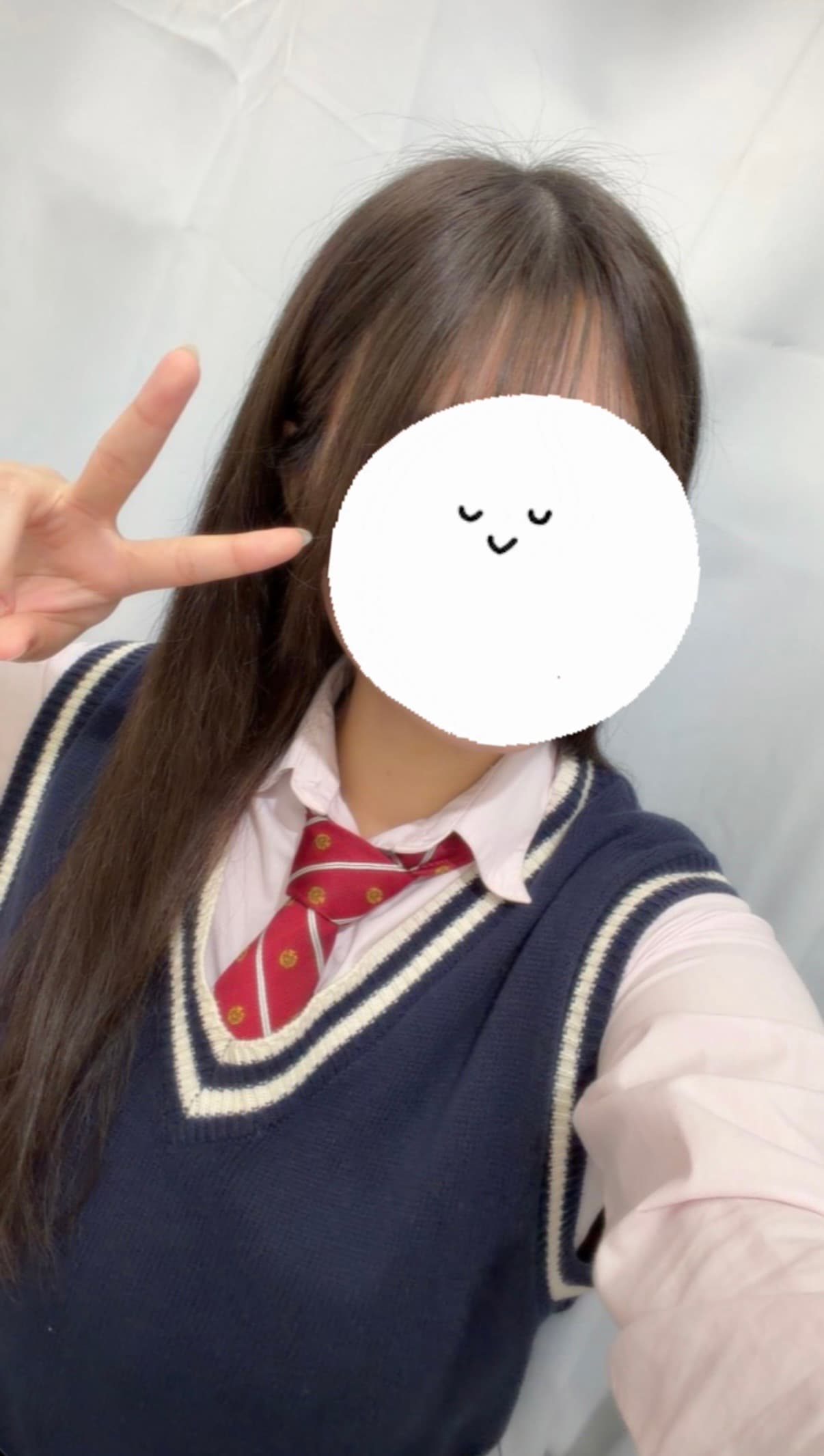 しん 8/25体験入店🔰JK中退年齢18歳が制服姿でピースサインをしている。