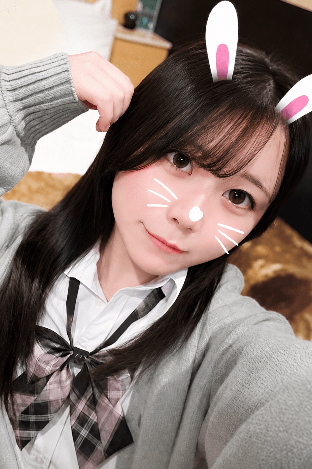 こころがウサギの耳をつけ、ニコニコしながらカメラに向かっている。