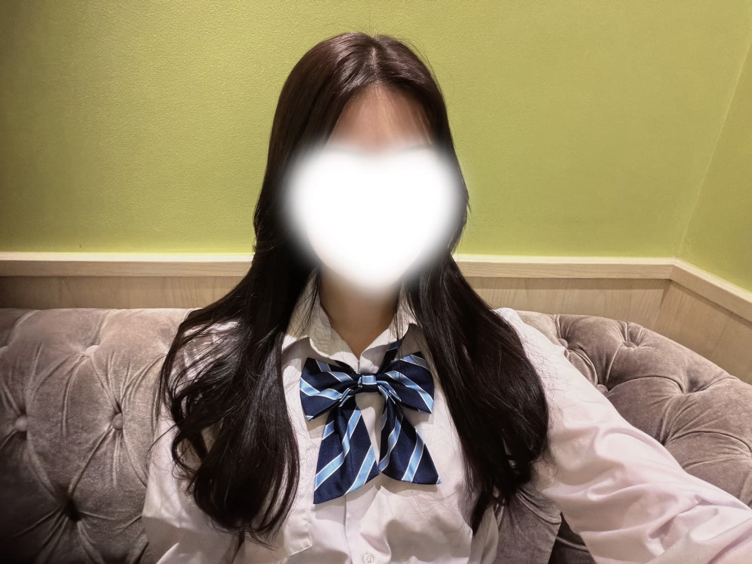 みこ(JK上がりたて18歳)が青いリボンの制服を着て微笑む様子。