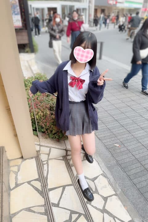 さな(JK上がりたて)🎀(18)、制服姿で穏やかな笑顔を見せる。