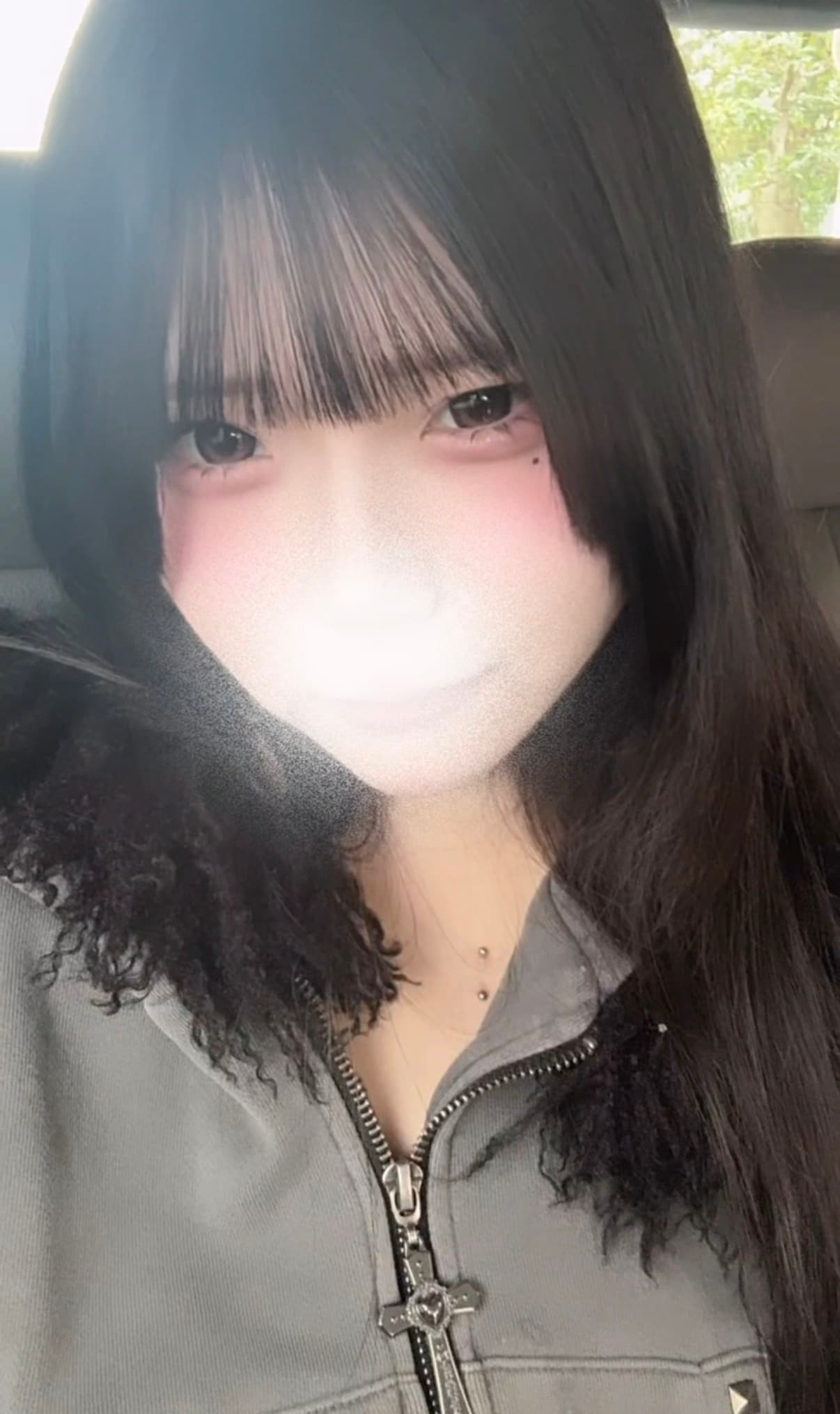 すずねが明るい表情で軽装の服を着ている画像。