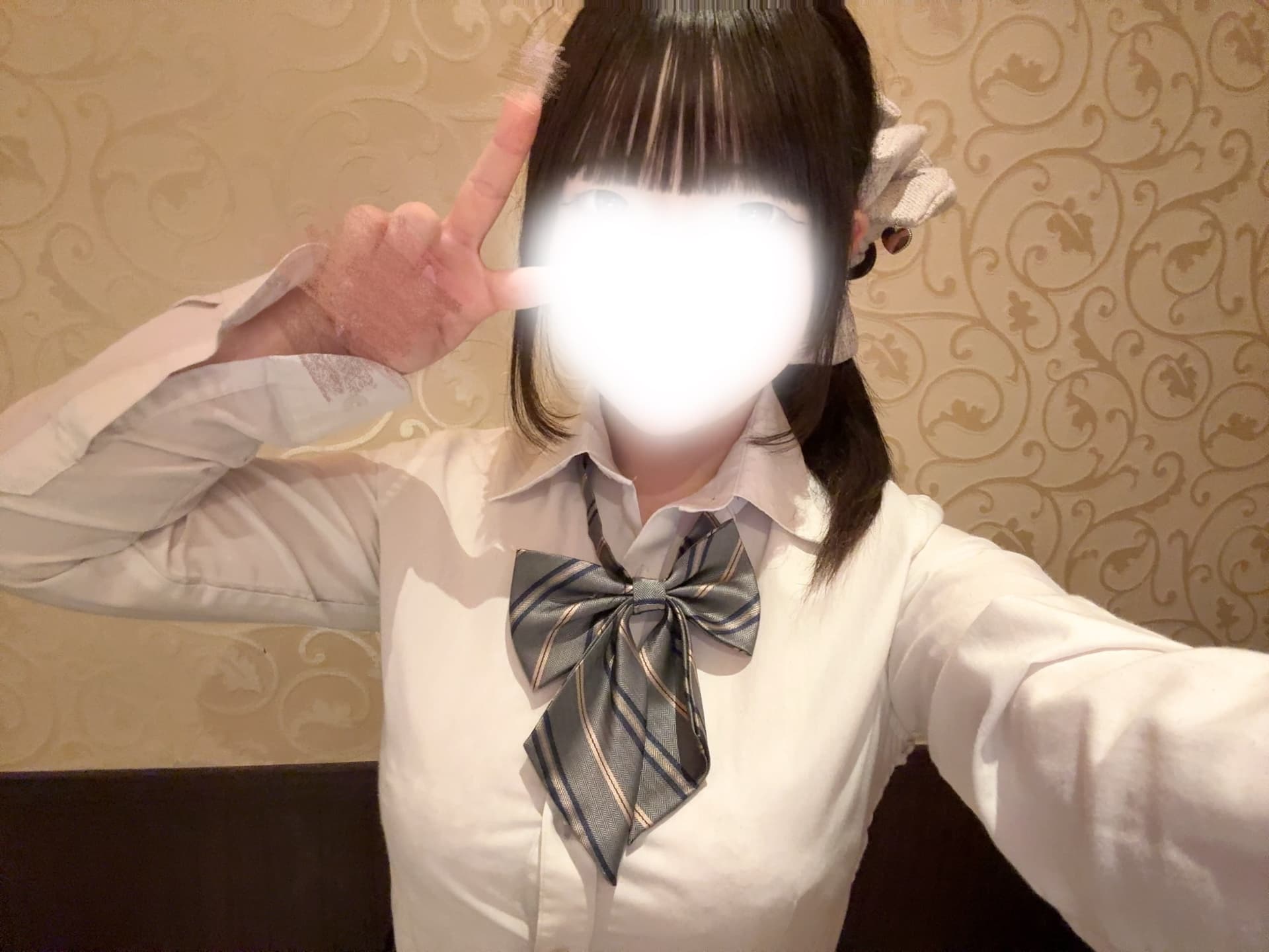 みそら 9/27体験入店初日🔰、白シャツにネクタイを着用し、笑顔でピースサイン。