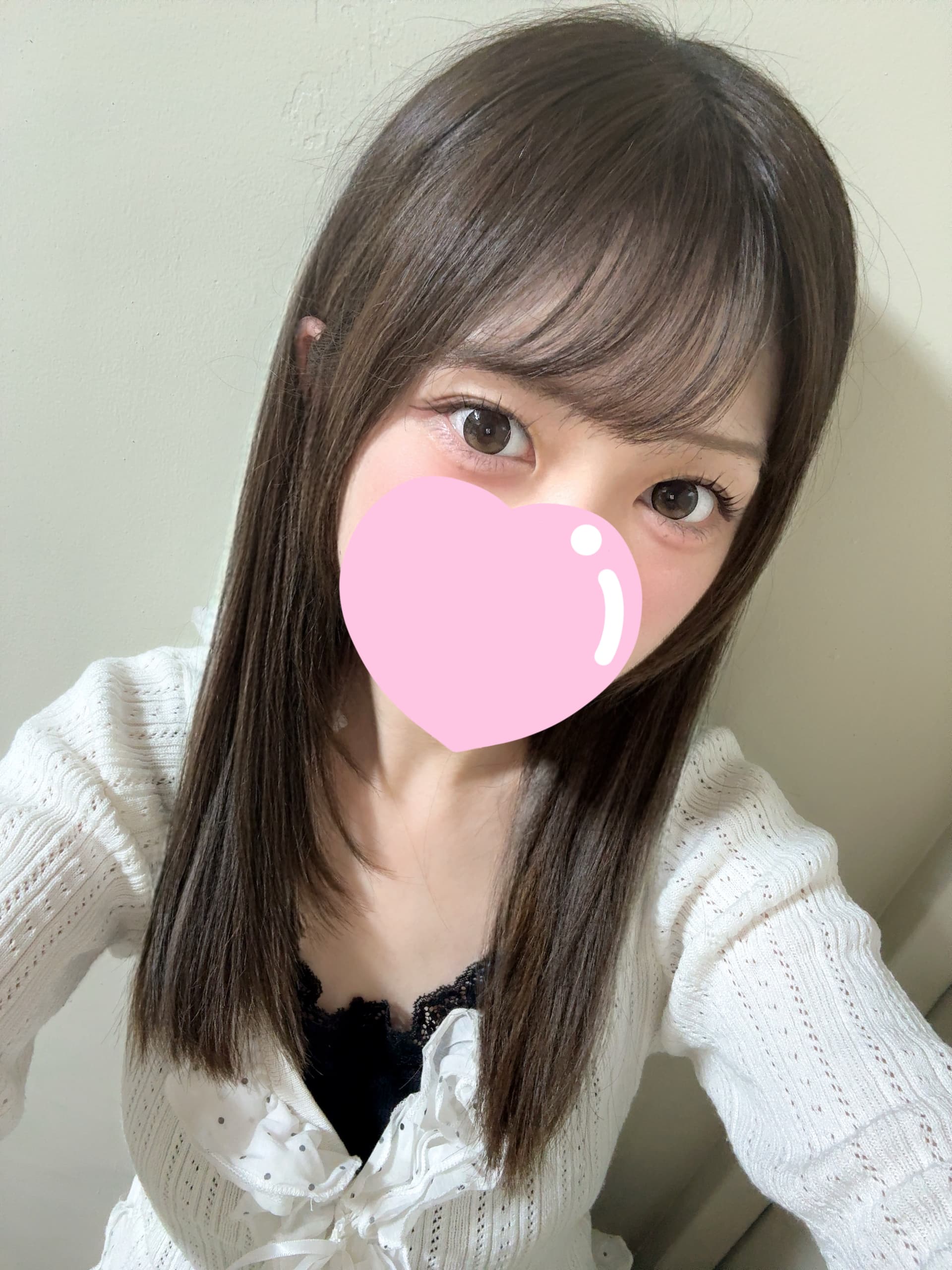 9/29体験入店初日なぎ、白いトップスを着て微笑む。背景は無地。