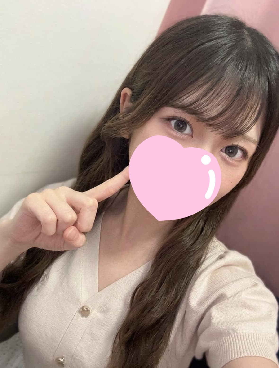 9/29体験入店初日なぎ、柔らかな笑顔で指を頬に添えた姿。