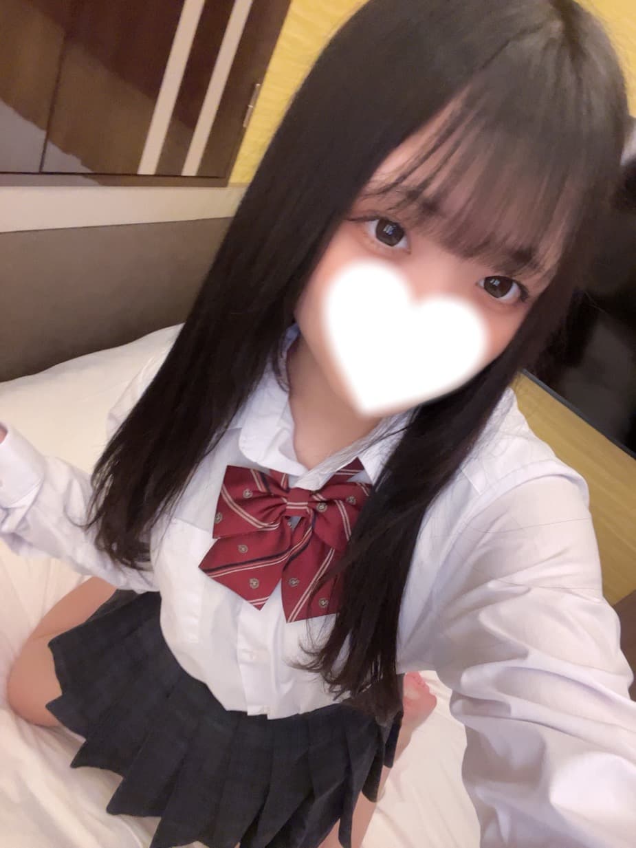 さらが制服姿で微笑み、明るい部屋の中にいます。