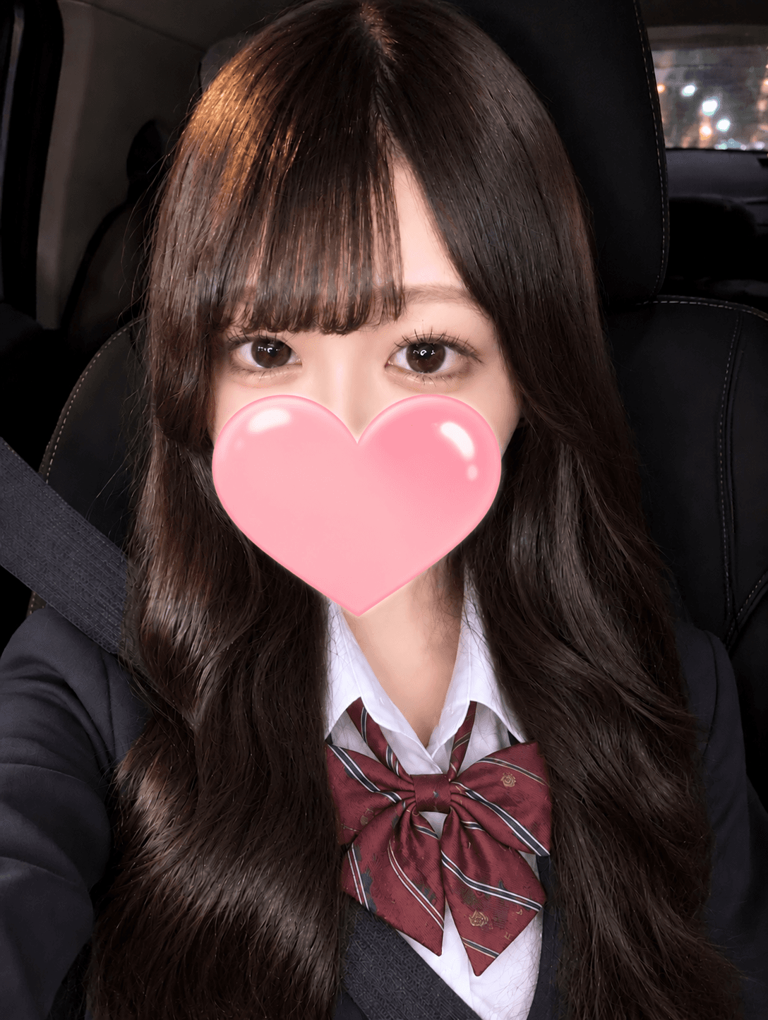 りおん🔰10/24体験入店初日🔰、制服姿でカメラに微笑む。