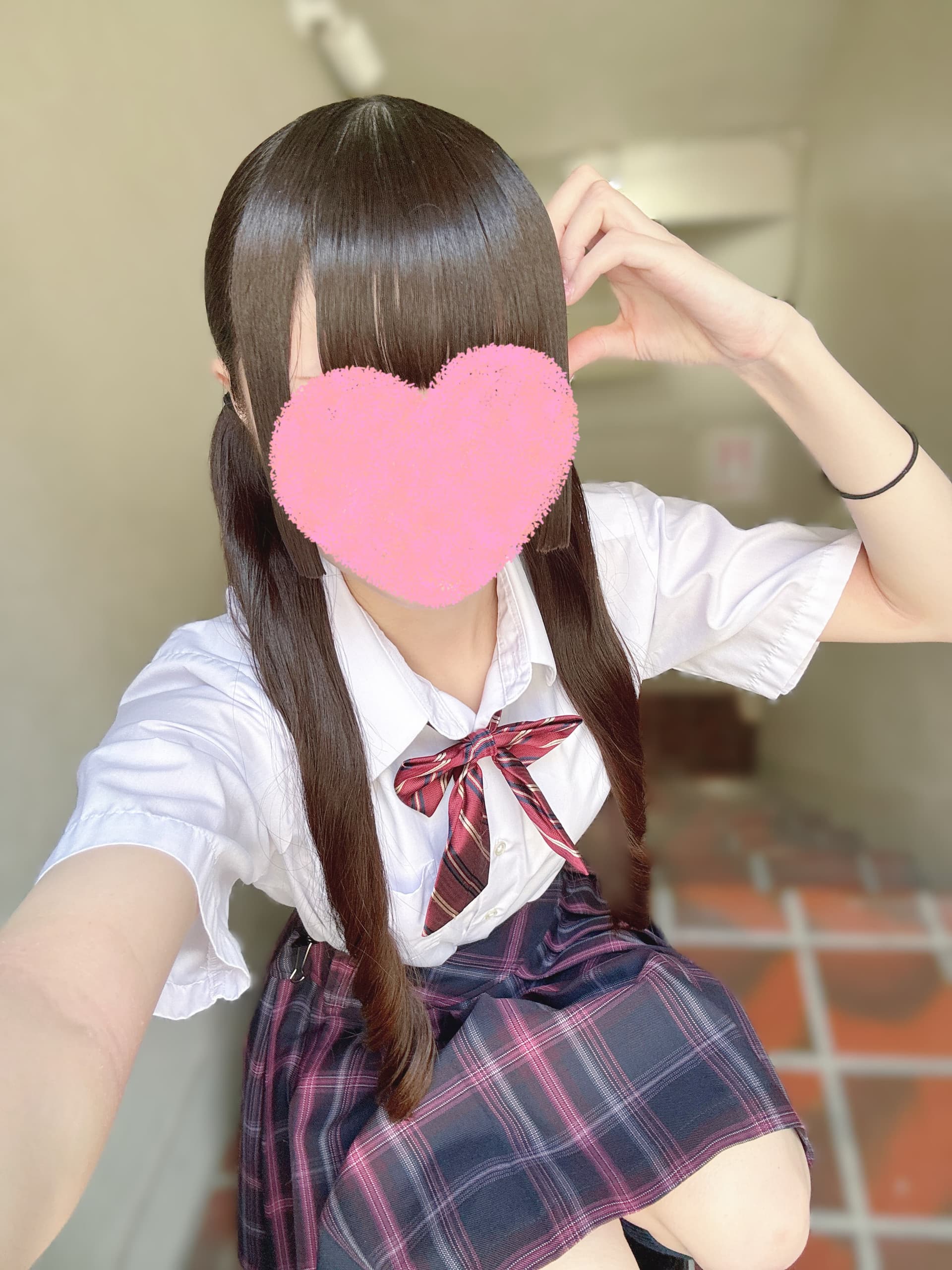9/10【雨の日でも関係なし!】一歩も外に出ずに「本物18歳」と秘密のお家デート!?